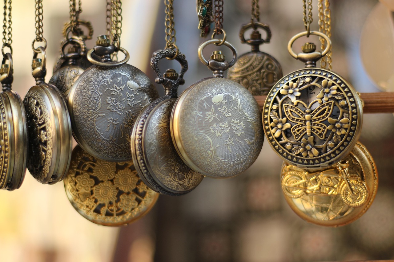 Catenine d'oro usato su un tavolo, pronte per essere vendute.