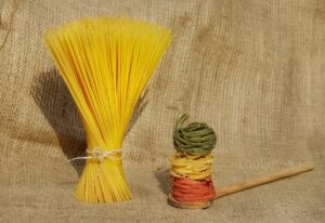 Piatti di riso e pasta con verdure, confronto per la scelta serale per controllare la glicemia.