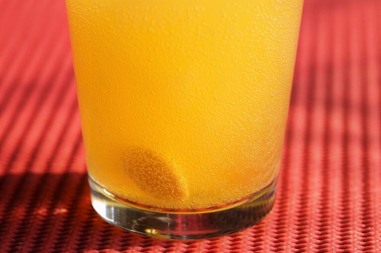 Donne e uomini stanchi che discutono di vitamine in un ambiente rilassante.