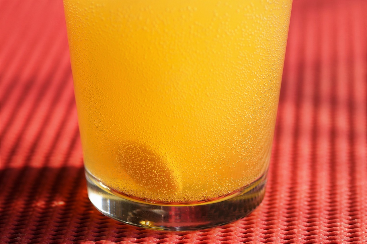 Donne e uomini stanchi che discutono di vitamine in un ambiente rilassante.