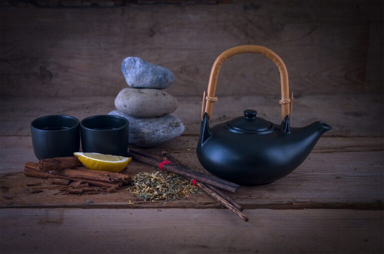 Tisana serale in una tazza, con ingredienti naturali per depurare il fegato grasso durante la notte.