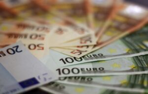 Prelievo di 3.000 euro in banca con avviso all'Agenzia delle Entrate