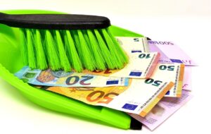 Colf e badanti al lavoro in casa, simbolo dei nuovi minimi retributivi nel settore domestico.