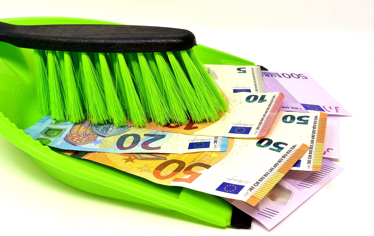 Colf e badanti al lavoro in casa, simbolo dei nuovi minimi retributivi nel settore domestico.