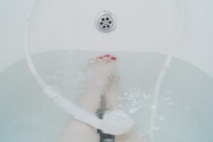 Piedi in un pediluvio con tè nero per eliminare cattivi odori.