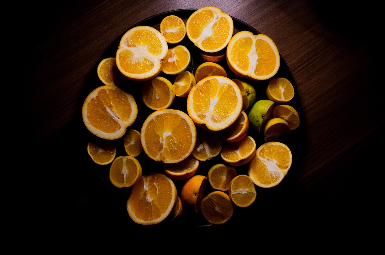 Frutto ricco di vitamina C, con tre volte il contenuto di un'arancia, su sfondo naturale.