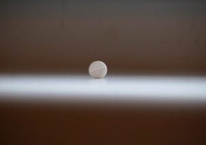 Immagine che illustra la melatonina e il suo ruolo nell'orologio biologico umano.