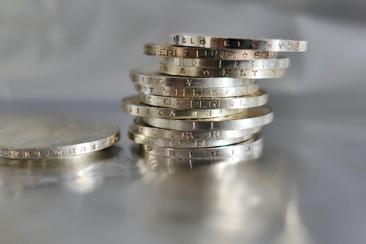 Monete d'argento Morgan Dollar su sfondo bianco, evidenziando il loro valore collezionistico.